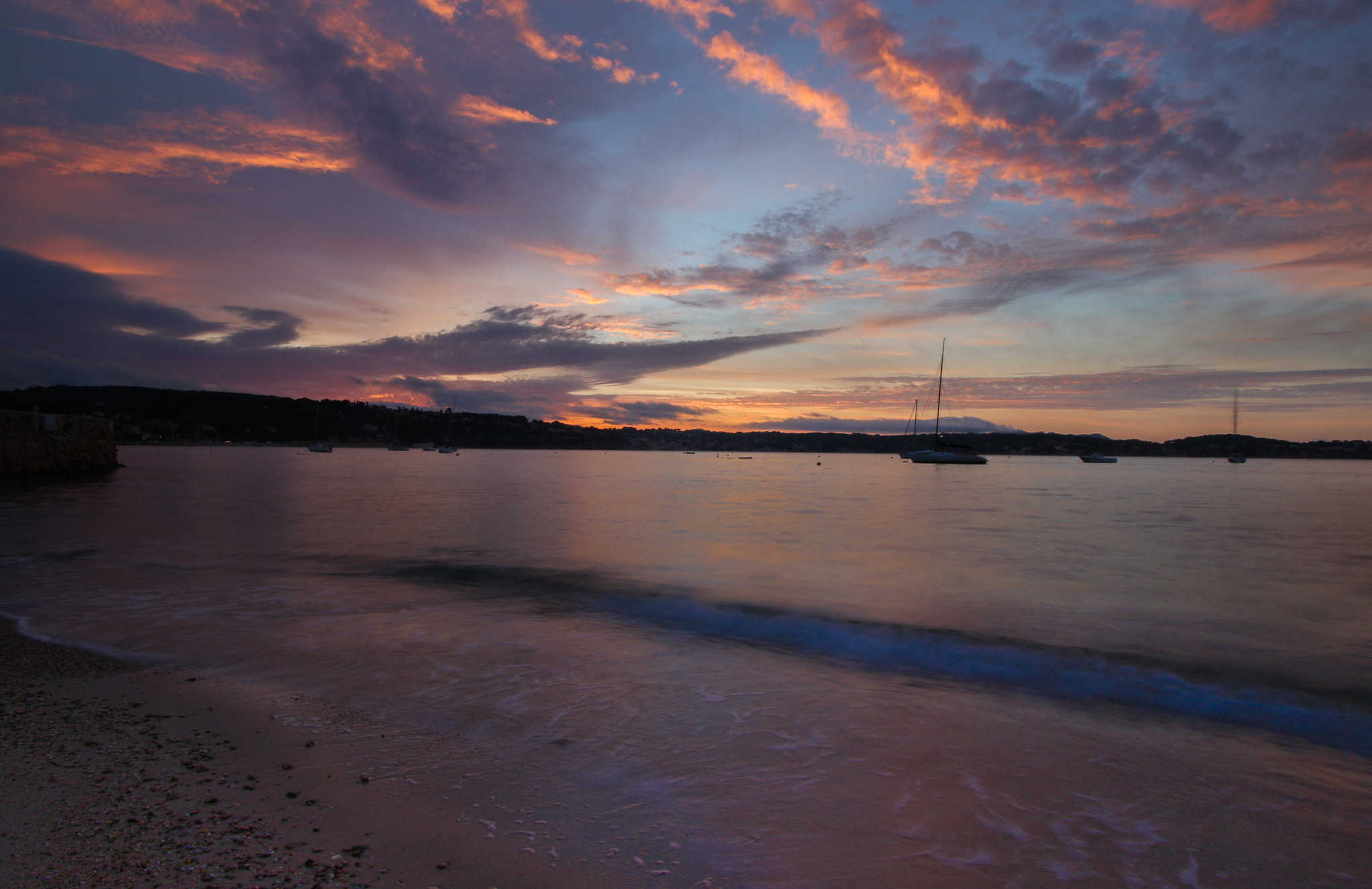voile sur les eaux azurées de Marseille
